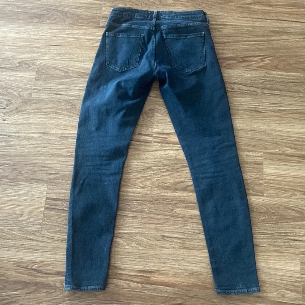 AGOLDE Dark skinny stretch distressed jeans size 26 mid rise. Busted knee